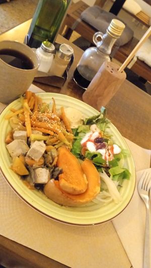 Calabaza al horno con tofu, wakame y alcachofa, ensalada con crema de yogur y rabanitos, y verduras con sésamo y hummus. De beber, infusión de melissa at BioXoco in Barcelona