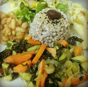 Plato equilibrado con nishime de verduras at BioXoco in Barcelona