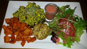 Assiette mexicaine (tofu brouille, haricots noirs, muffin sale de mais et tomates) at Cafe Creatif au Croquis in Sherbrooke