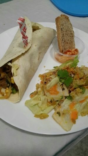 Fajitas con tiritas de carne y vegetales, acompañada de humus y ensalada at La Ola Verde in Lanzarote