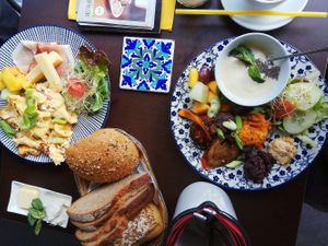 Non-vegan and vegan breakfasts at Poffers Cafe in Stuttgart