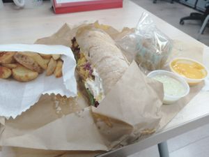 Sandwich crispy con papitas, salsa de la casa y cupcake at Saviti in Bogota