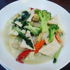 Green curry with rice at JNA Vegetarian Food in Pattaya