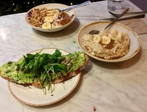 Tostada con aguacate, porridge y açai bowl at Plants by Deliciously Ella in London