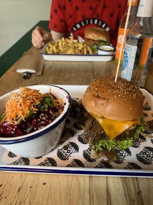 Champion Burgee mit Soja Pattie und asiatischem Krautsalat dazu   at Grilly Idol in Hamburg