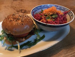 Veganer Burger mit Coleslaw  at Grilly Idol in Hamburg