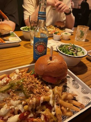 Cheeseburger (vegan) mit Sloppy Fries (auch vegan)  at Grilly Idol in Hamburg
