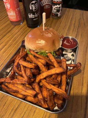 bbq burger mit süßkartoffelpommes  at Grilly Idol in Hamburg