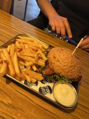 bbq mit gf brötchen  at Grilly Idol in Hamburg