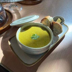 A sunny day AND a new soup?!😝👀
Today’s special is cauliflower, broccoli and turmeric🥦🐉🌿 at Santosa Wellness Centre Cafe in Edinburgh