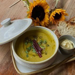 This week's offering from the Rainbow Soup Dragon is 'Cauliflower, Fennel and Turmeric soup' - creamy, low-carb, vegan deliciousness in a bowl 👣 at Santosa Wellness Centre Cafe in Edinburgh