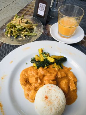 Green beans, Mafe and juice at La Tecia Vegana in Venice