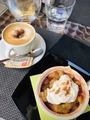 Cappuccino and rhubarb crumble at La Tecia Vegana in Venice