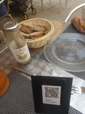 Accompanied bread and delicious juice at La Tecia Vegana in Venice