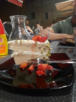 Cream Cake with Pistachio and Strawberry at La Tecia Vegana in Venice