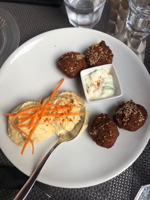 Falafel e hummus at La Tecia Vegana in Venice