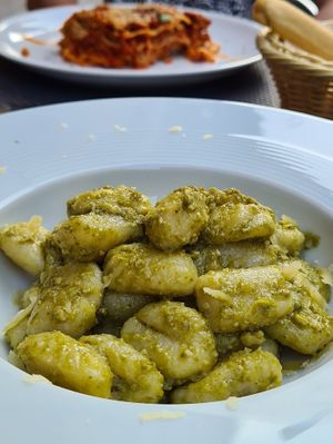 Gnocchi mit Pesto und Lasagne (im Hintergrund) at La Tecia Vegana in Venice