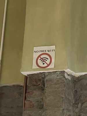 No free wifi  at La Tecia Vegana in Venice