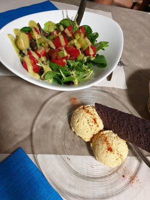 Green bowl & hummus with black rice cracker at La Tecia Vegana in Venice