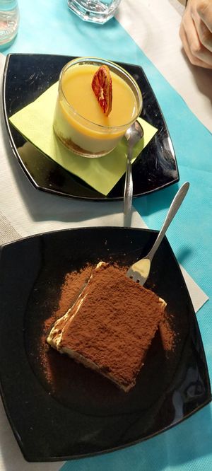 Vegan cheeaecake and Tiramisu at La Tecia Vegana in Venice