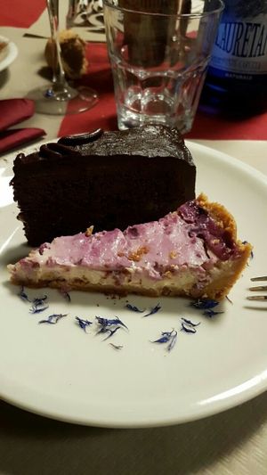 Vegan sacher & cheese cake ai frutti di bosco at La Tecia Vegana in Venice