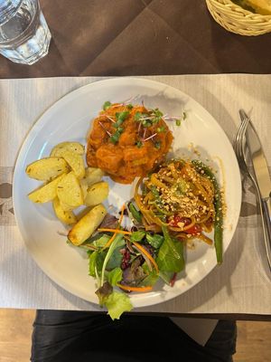 Tempeh pad thai at La Tecia Vegana in Venice