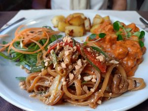 Lekkere noodles at La Tecia Vegana in Venice