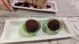 Chocolate-hazelnut bombes & cheesecake at La Tecia Vegana in Venice