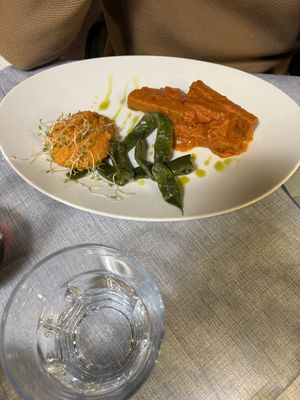 Tempeh mit Süßkartoffelstampf und Bohnen  at La Tecia Vegana in Venice