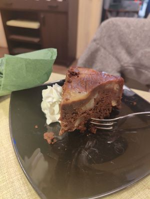 Peach cacao cake at La Tecia Vegana in Venice