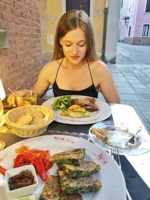 Mains and we took desert to the river to eat 🥰 at La Tecia Vegana in Venice