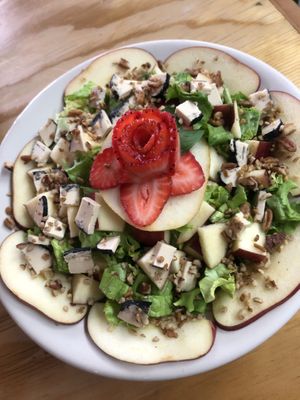 Ensalada Eva con queso vegano tipo cabra   at Paraíso Vegano in Mexico City