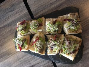 Entradas: pan de quinoa con tomates secos, aguacate, berenjenas y germinado de alfalfa. at Mestizo Vegano in Bogota