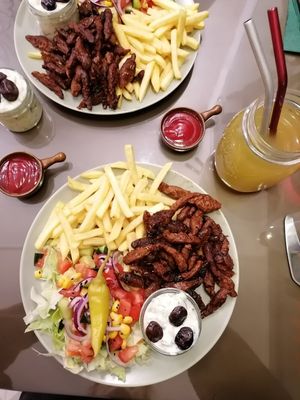 Hausgemachte Brause und Tzatziki 😋 at Chakula in Landshut