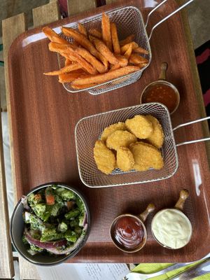 Nuggets, Süßkartoffel Pommes und israelischer Salat  at Chakula in Landshut