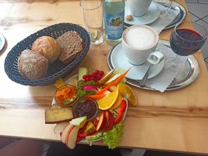 veganes Frühstück mit heißer Schokolade und Saft at Cafe im Hirsch in Tubingen
