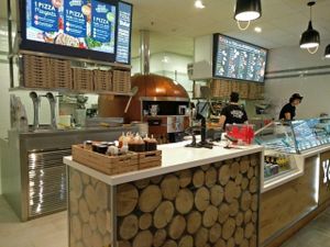 front desk at Yolo Pizza in Churra