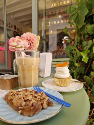 Breakfast: iced coffee with almond milk, vegan cupcake and vegan crumble at Camelia Bakery in Treviso