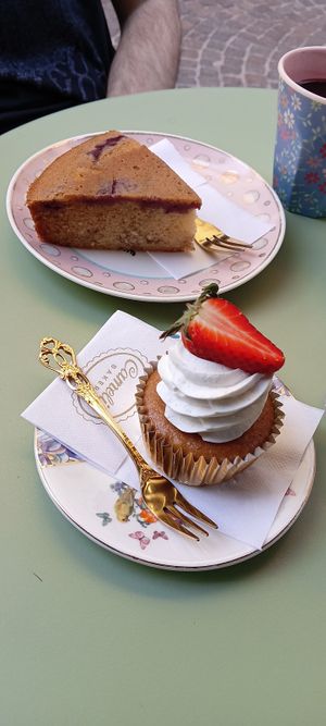Cupcake vegan alle fragole, torta vegan all'acqua con arancia e lamponi at Camelia Bakery in Treviso