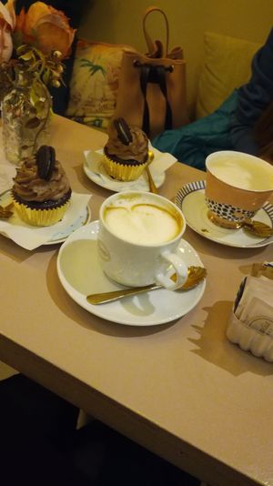 Cappuccini al latte di mandorla e cupcake oreo vegan at Camelia Bakery in Treviso