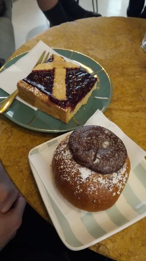 Crostata e pan brioche vegan con cioccolato at Camelia Bakery in Treviso