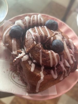 Cinnamon roll ai mirtilli  at Camelia Bakery in Treviso