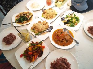 Sharing Platters at Green on Earth 绿之天地 in West Singapore