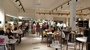 Restaurant interior. Crowded during Sunday lunch hours at Green on Earth 绿之天地 in West Singapore