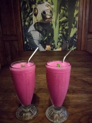 Dragonfruit banana cocomilkshake with reusable straws at Simple Plant  in Yogyakarta