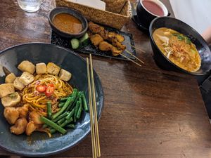 Curry noodles, satay, hokkien noodles at Pinxin Vegan Cuisine - 品馨蔬食 in Penang