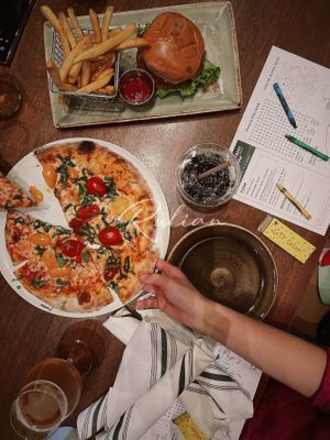 披薩&漢堡 at Alvarado Street Brewery and Grill in Monterey