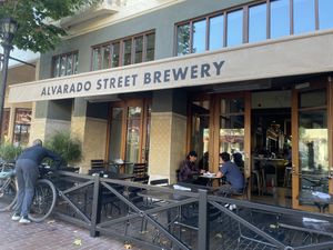 門口看起來比較像Bar at Alvarado Street Brewery and Grill in Monterey