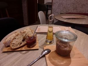 Vegan breakfast with delicious chocolate cream and agave syrup at 60 Degres Tisanerie Moderne in Aix-en Provence