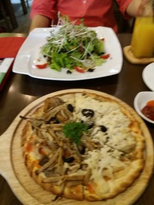 Pizza and salad at Minh Chay - Hang Gai in Hanoi